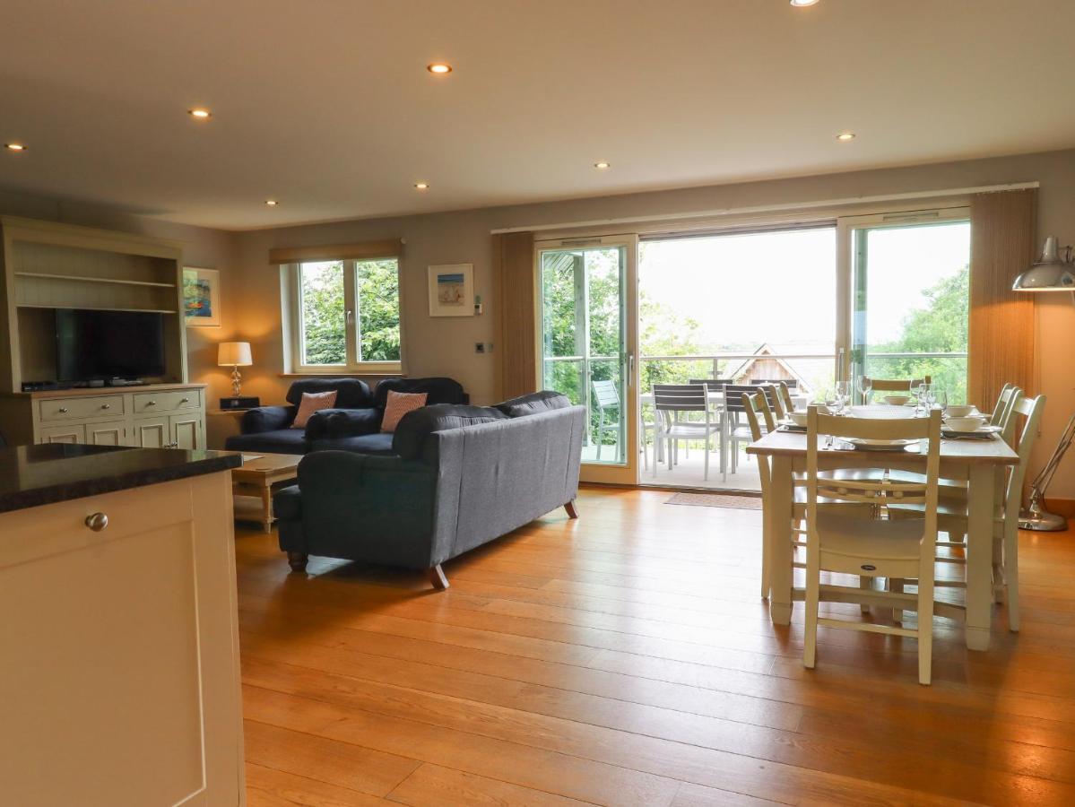 Swandown, 20 Poldon Villa Chard Exterior photo